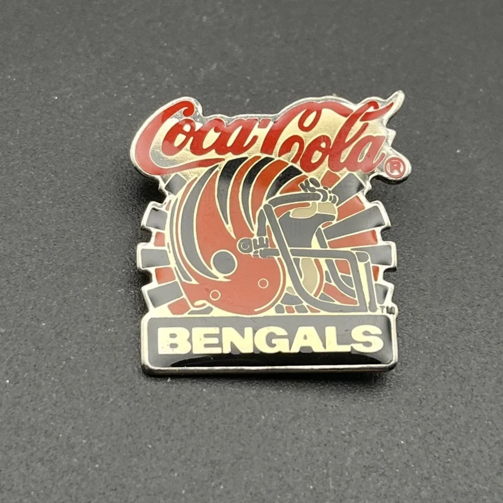 Vintage Coca-Cola Coke Cincinnati Bengals Helmet NFL Football Lapel Hat‎ Pin